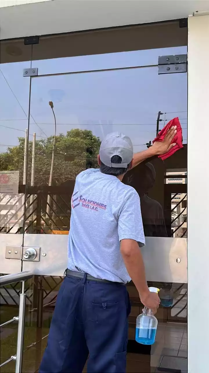 Desinfección de espacios de trabajo